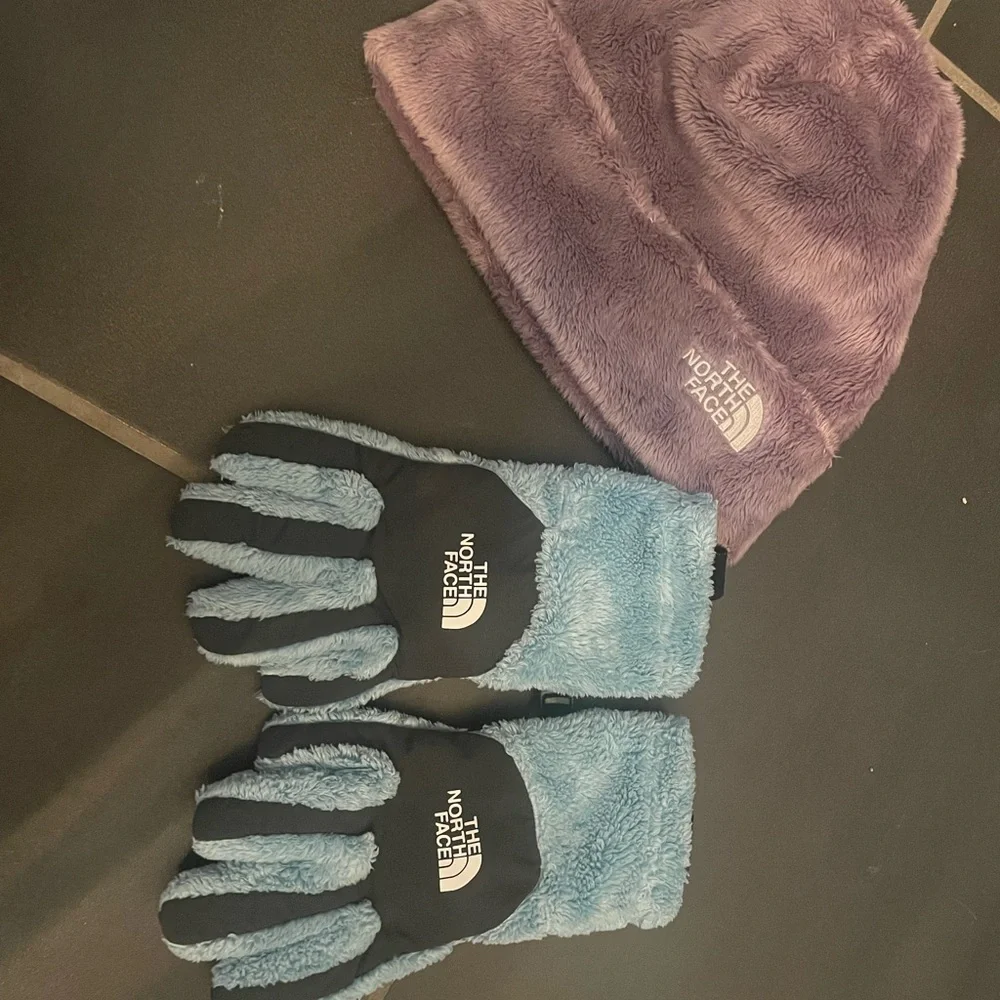 Kids North Face Winter hat and gloves